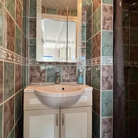 Stone With Fenced Garden Dom wakacyjny *