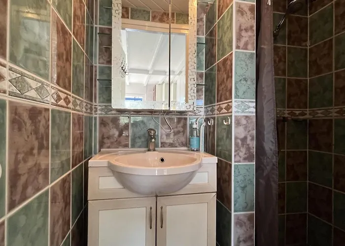 Stone With Fenced Garden Dom wakacyjny *