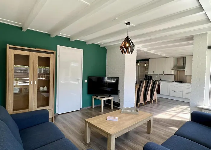 Stone With Fenced Garden * Sint Maartensvlotbrug